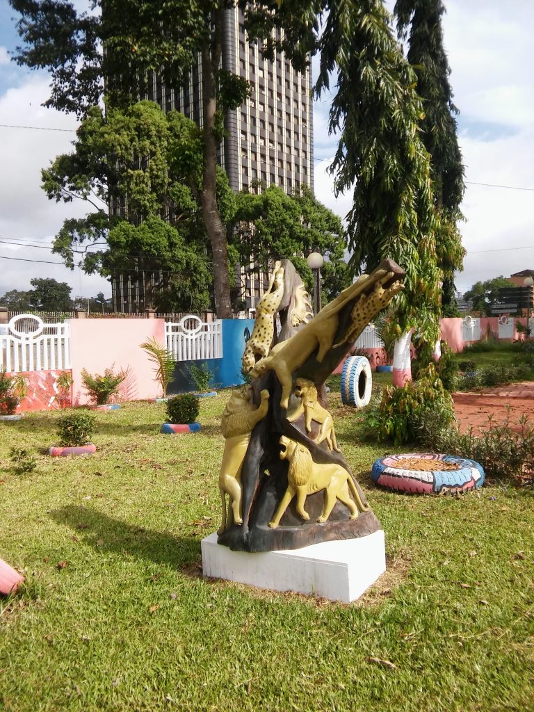 Des installation pour décorer la cours de ce musée d'Etat de la Côte d'Ivoire